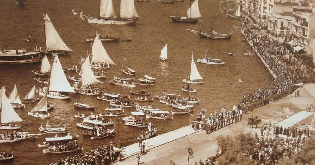 🏆 Διαγωνισμός Ποίησης «Ες γην γοητείας κατοικώ, ες Θεσσαλονίκην, παραθαλάσσια ελπίς» Σας προσκαλούμε να εκφράσετε μέσα από την ποίηση τη δική σας σχέση με την πόλη, να αποτυπώσετε τη δική σας «γη γοητείας», εκεί όπου η θάλασσα, η ιστορία και η ανθρώπινη εμπειρία συνυφαίνονται σε ένα ενιαίο ποιητικό τοπίο. Μέσα από τις συμμετοχές επιδιώκεται η ανάδειξη νέων φωνών και η ενίσχυση της σύγχρονης ποιητικής έκφρασης, δημιουργώντας έναν ζωντανό διάλογο ανάμεσα στο παρελθόν και το παρόν, στο προσωπικό βίωμα και τη συλλογική μνήμη. Υποβολές: 21 Μαρτίου έως 21 Ιουνίου 2026 Αποτελέσματα: 26 Οκτωβρίου 2026 Απονομή βραβείων: 30 Οκτωβρίου 2026 📩 Αποστολή έργων: Ddgthess2025@gmail.com Μια πρωτοβουλία του Συλλόγου Εκδοτών Βορείου Ελλάδος (ΣΕΚΒΕ), με την υποστήριξη των εκδόσεων Μπαρμπουνάκης, Σύγχρονοι Ορίζοντες και Γράφημα, υπό την αιγίδα του Δήμου Θεσσαλονίκης. #orizontes